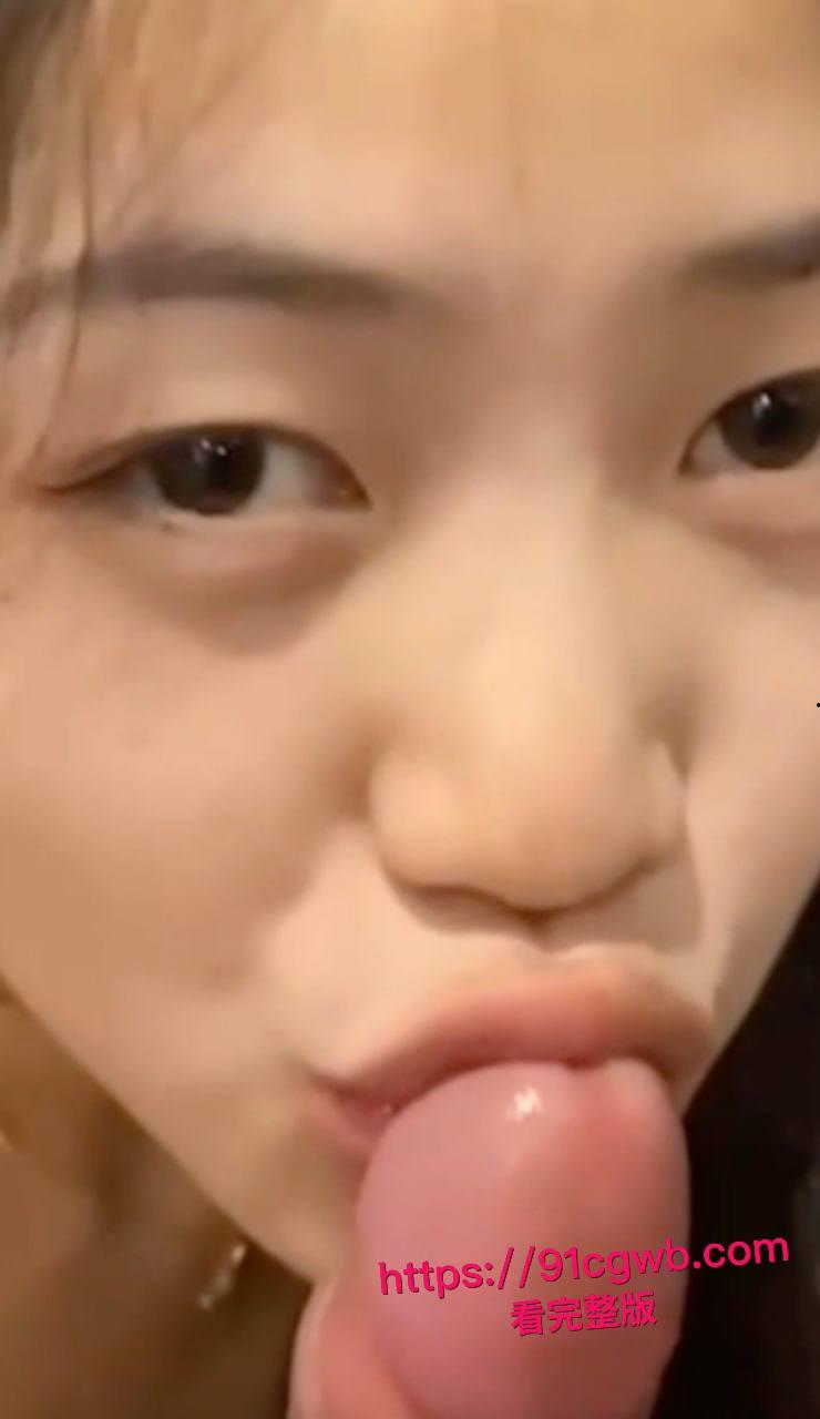 昆明理工大学系花李梦静家中最新私密视频泄密：跪地深喉吸吮肉棒口爆吞精，床上无套爆操骚穴激情颜射！-5