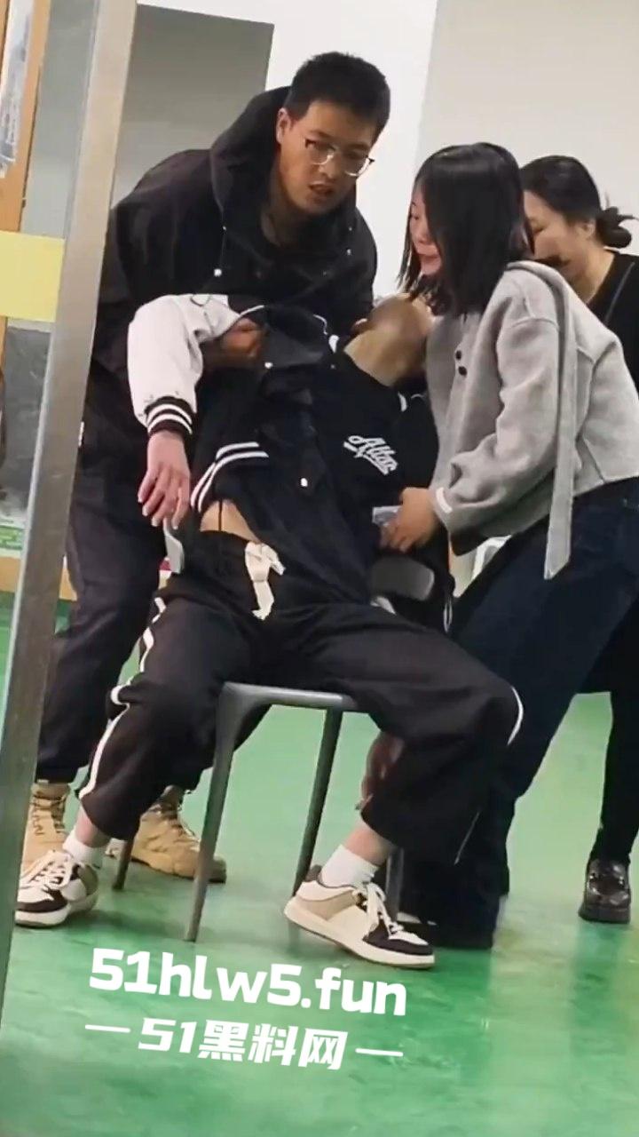 广东深圳安费诺电子厂，少年员工突然晕倒嘴唇发白面无血色，资本的压榨还真是狠啊。-6