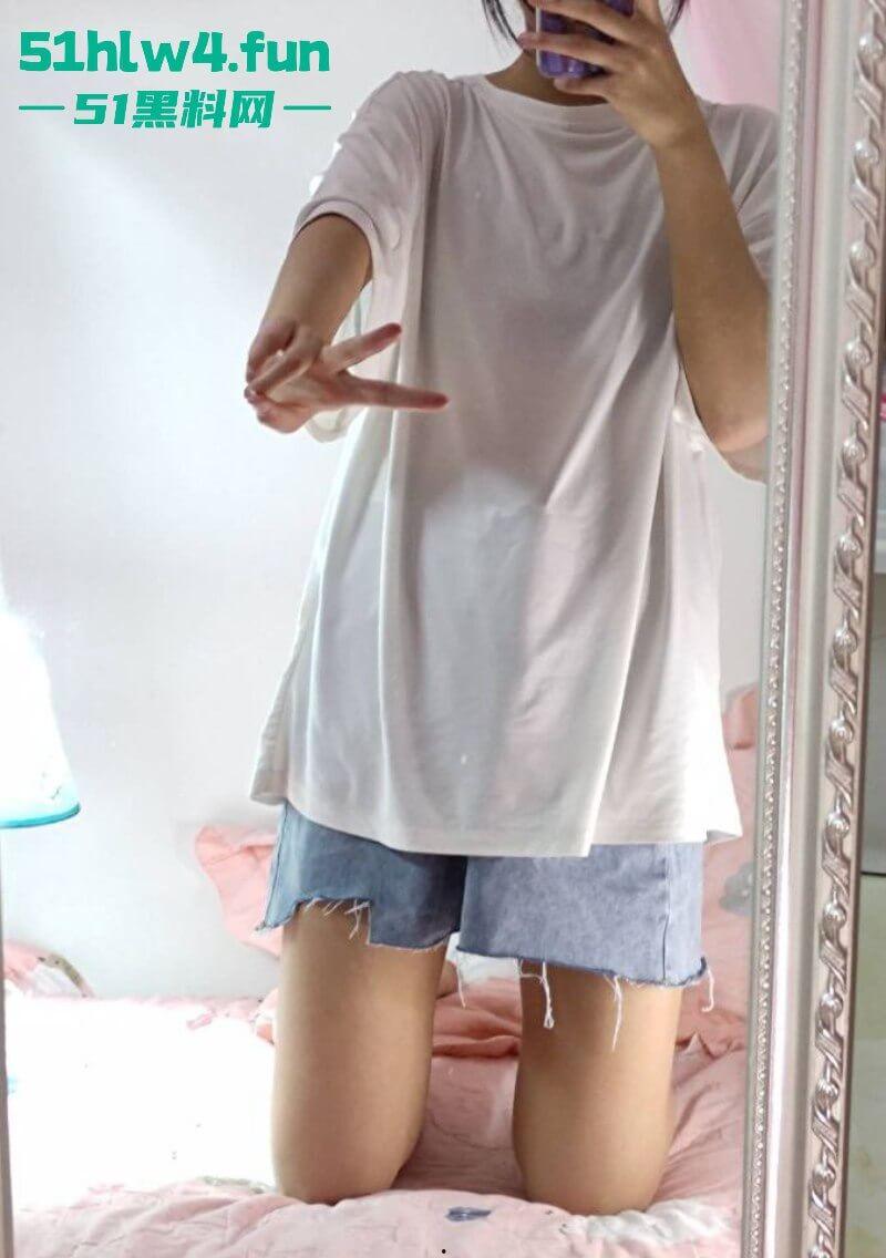 露脸反差学生妹，金主重金定制看似清新单纯的小妹妹，私下极度母狗各种自拍私密处。-6