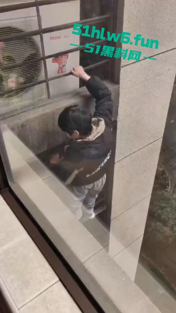 山东瓜友实拍一小孩突发奇想，跨过窗户跑到空调机外墙顺着栏杆从高层爬下去，真是初生牛犊不怕虎啊。-5