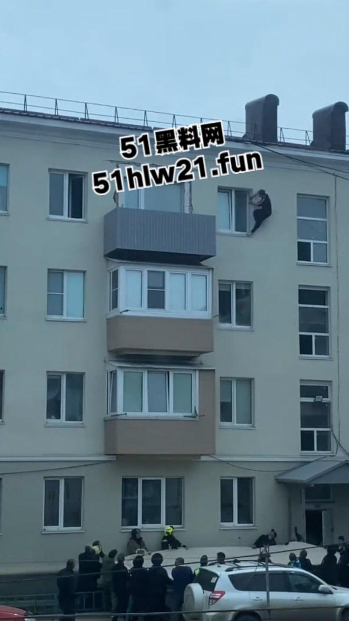 山东男子跳楼自杀，为了将自己摔死还特意选择了入户门的棚顶，这下摔的真Q弹啊。-1