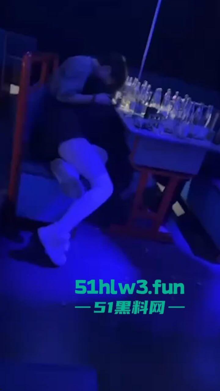 辽油三高学生【王庸昊】与女同学在酒吧现场doi被拍，桌底吃鸡上位骑乘刺激爆棚。-4