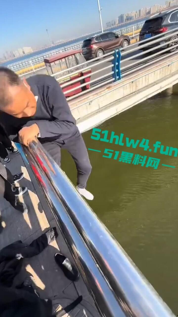 山东临沂跳桥事件，男子因分手想不开跳河自杀被英勇大叔救下，大叔跳下去那一刻真帅。-5