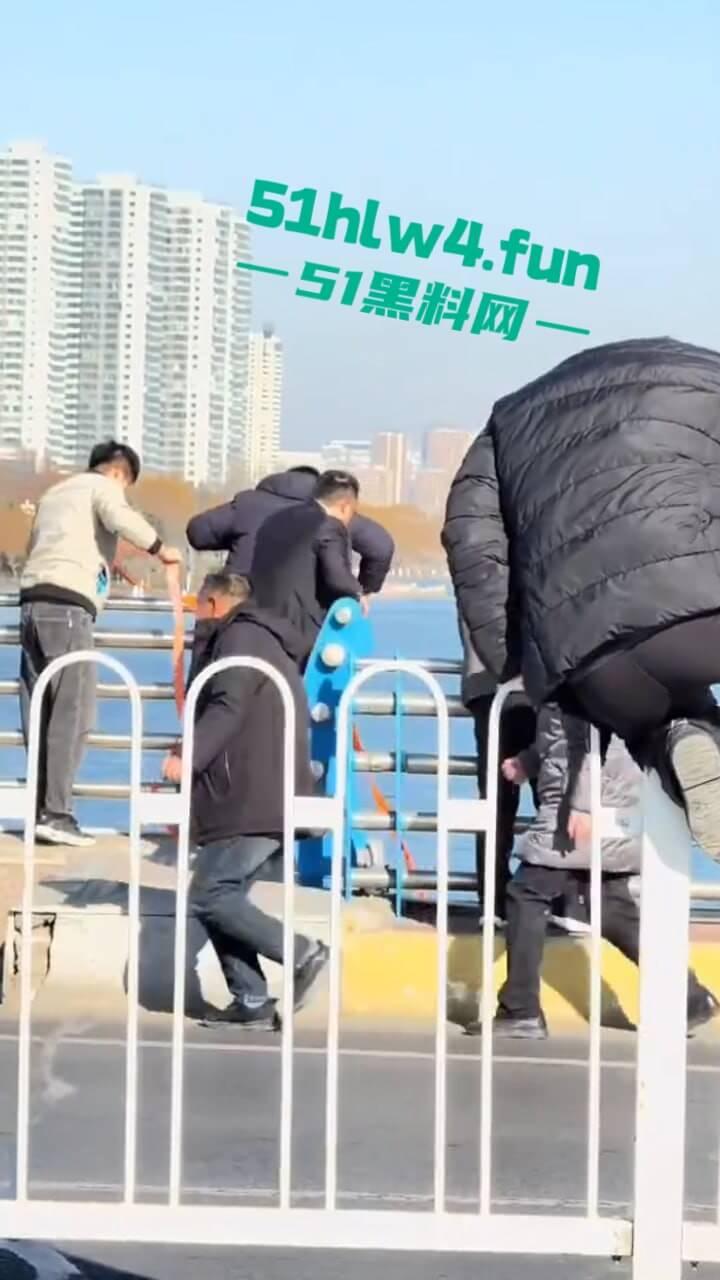 山东临沂跳桥事件，男子因分手想不开跳河自杀被英勇大叔救下，大叔跳下去那一刻真帅。-8