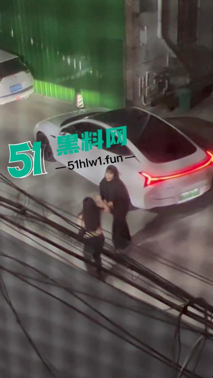 重庆原配大战小三，这小三不好当被原配堵在家楼下，拽头发各种殴打看来是真生气战斗力暴增。-4