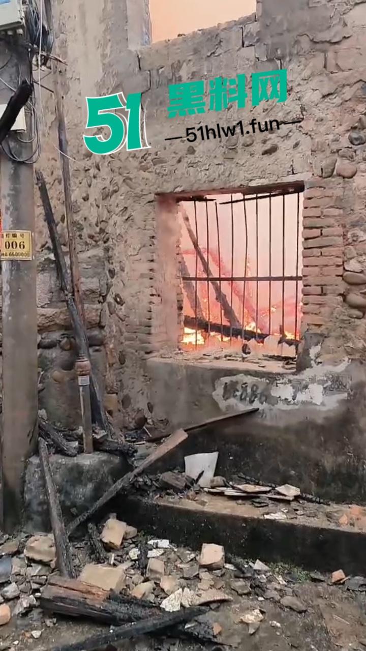 浙江丽水傻子家中点火烧衣玩大了 民房起火连片烧 半个村都烧没了 现场火灾视频流出-4