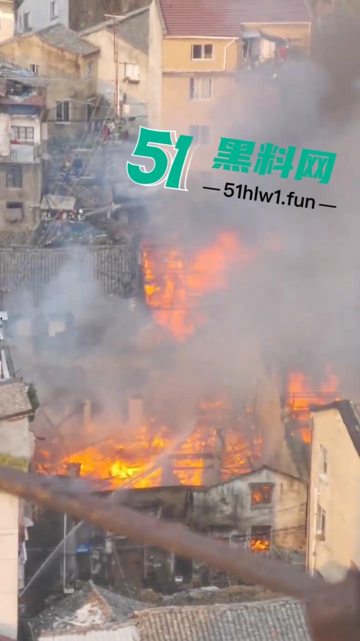 浙江丽水傻子家中点火烧衣玩大了 民房起火连片烧 半个村都烧没了 现场火灾视频流出-7