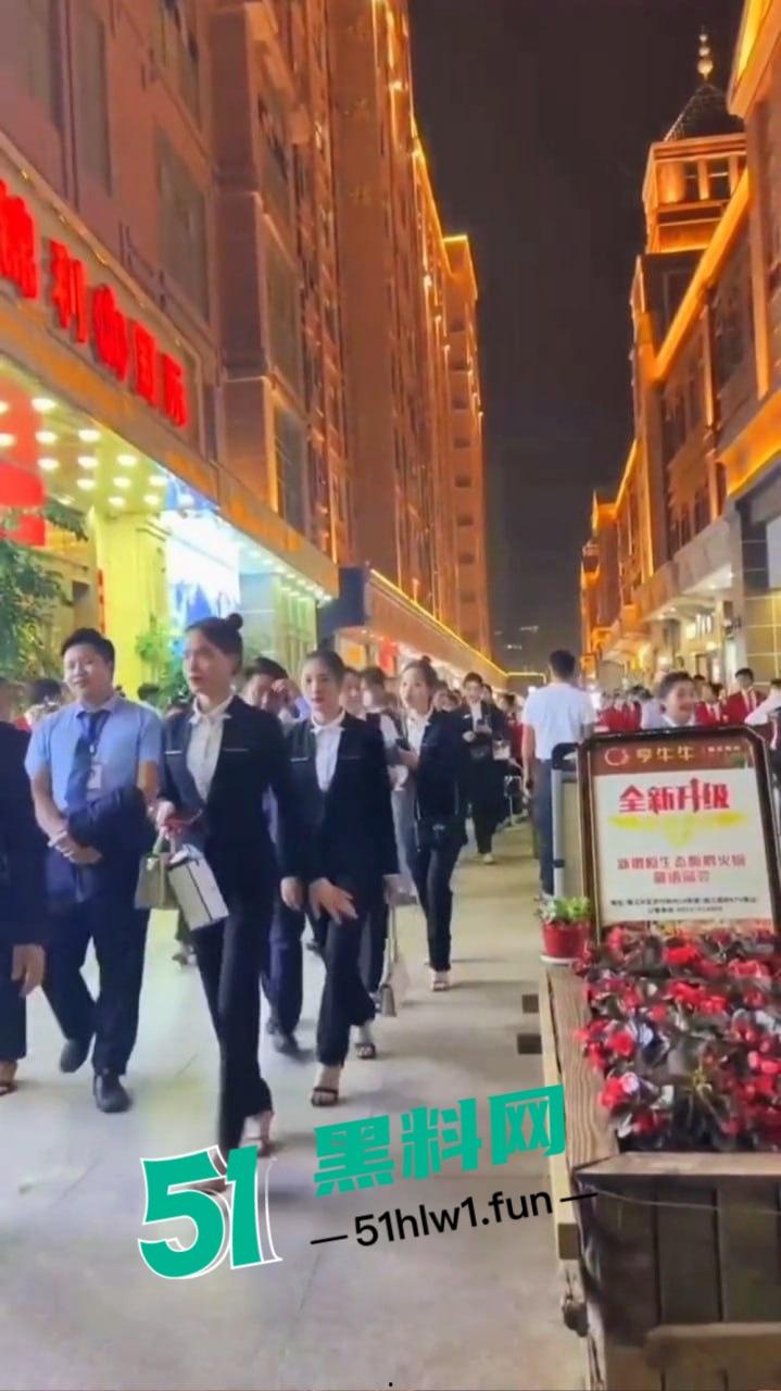 缅甸夜市成了小姐姐秀场，白天工装逛逛大街 晚上穿吊带撩遍全场！-6