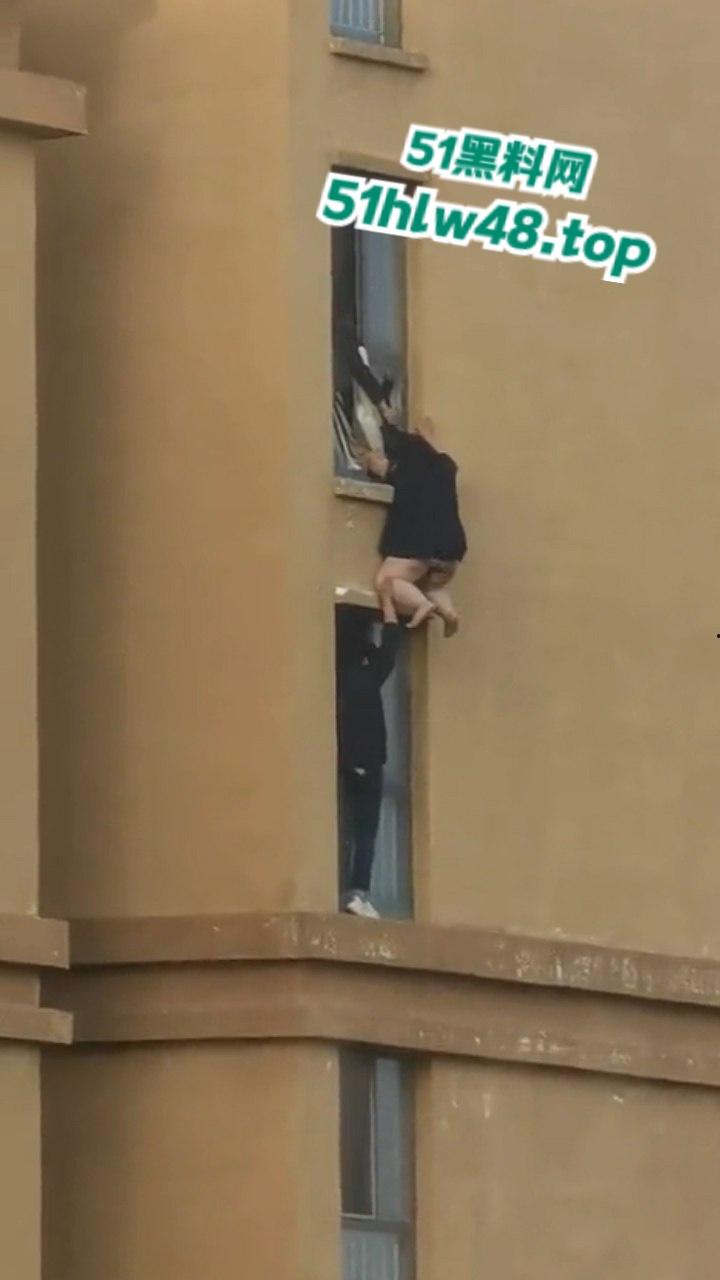 河北定州惊现坦克肉女跳楼，回心转意不跳但四五男人拉不动，女生不幸坠落摔成肉泥！-3