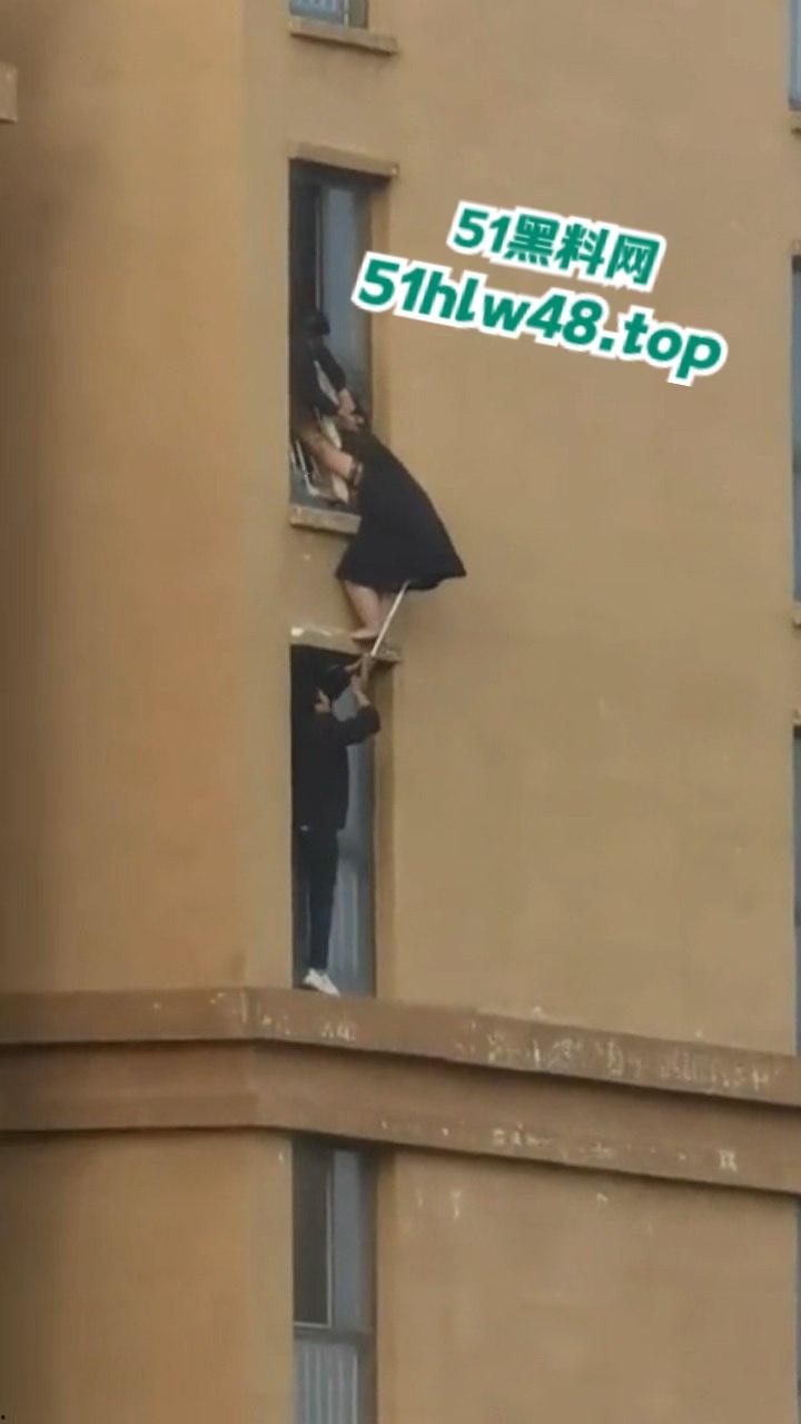 河北定州惊现坦克肉女跳楼，回心转意不跳但四五男人拉不动，女生不幸坠落摔成肉泥！-6