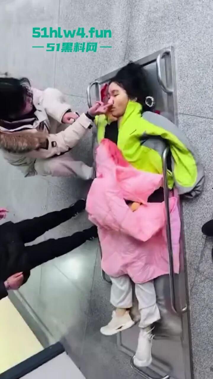 江西抚州金巢实验学校一女生突然跳楼，人还没死就拉殡仪馆火化，家长紧急抢尸与警察大打出手。-4