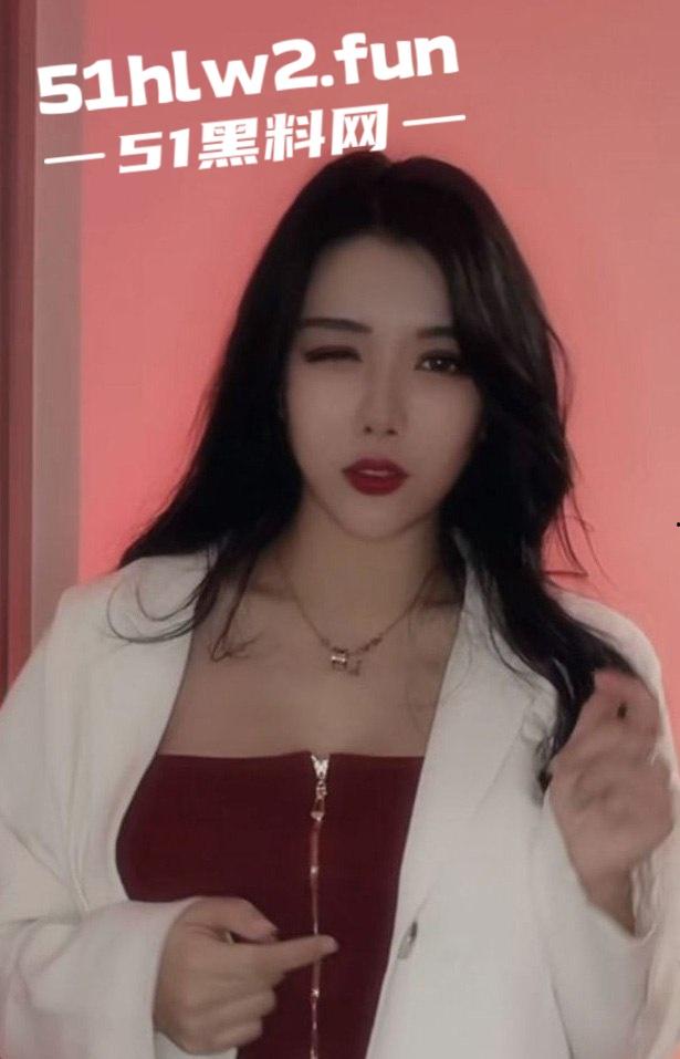 抖音小卷卷老师原名【张栩菲】曾经是尤果网当家花旦，加微自购定制福利已经从良内容绝版。-7