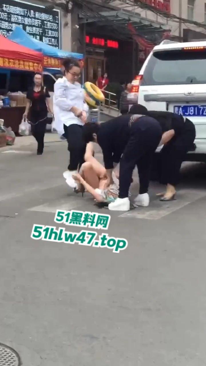 陕西太原抓小三现场，大妈带着三位姐妹当街抓小三，大街上边打边脱不得不说小三身材的确很赞。-1