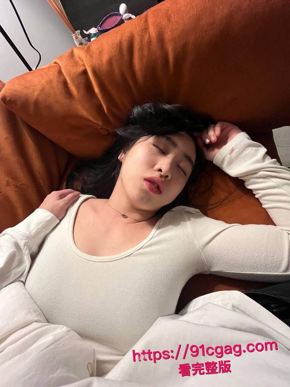 高颜值素颜女神跪舔认主变极品母狗 情侣私拍泄密无滤镜露脸 深喉口爆多姿势猛操骚穴内射狂欢全记录！-2