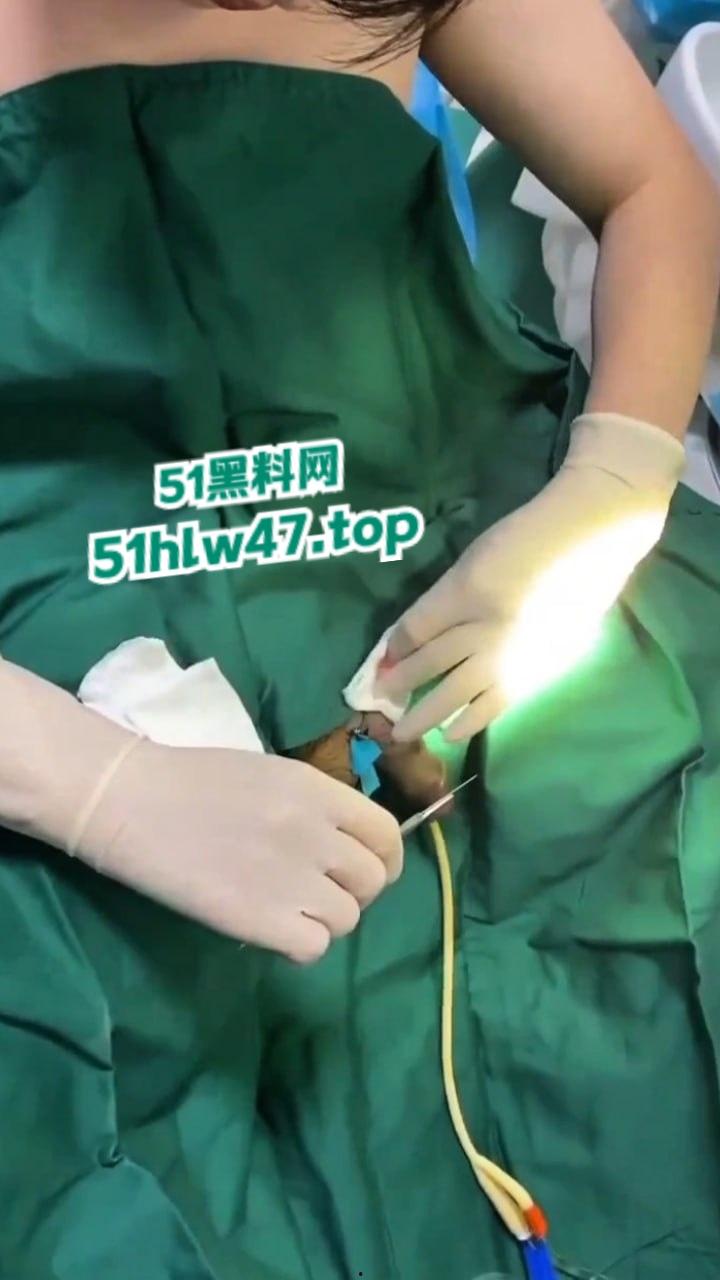 【血腥恐怖】00后小伙阉割鸡巴，自己动手割下来后口交，这特么是什么操作？-1