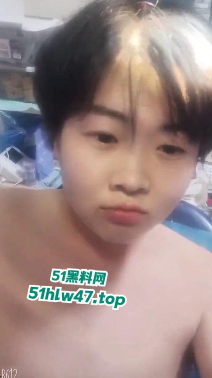 【血腥恐怖】00后小伙阉割鸡巴，自己动手割下来后口交，这特么是什么操作？-6