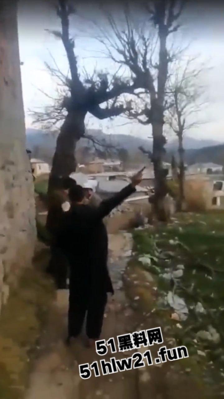 巴基斯坦爆头事件，村民体验刚到的手枪结果遭猪队友走火爆头，男子当场去世。-1