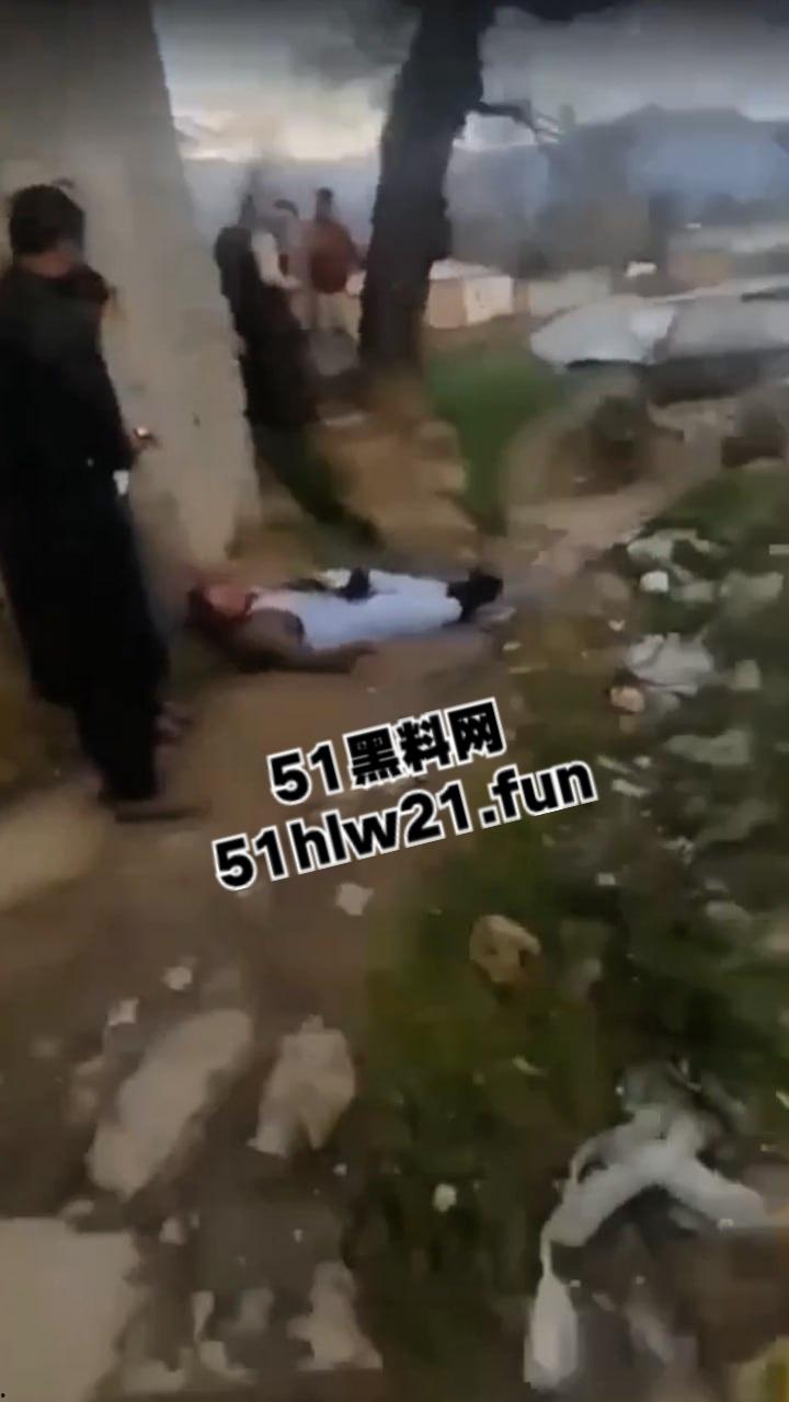 巴基斯坦爆头事件，村民体验刚到的手枪结果遭猪队友走火爆头，男子当场去世。-3