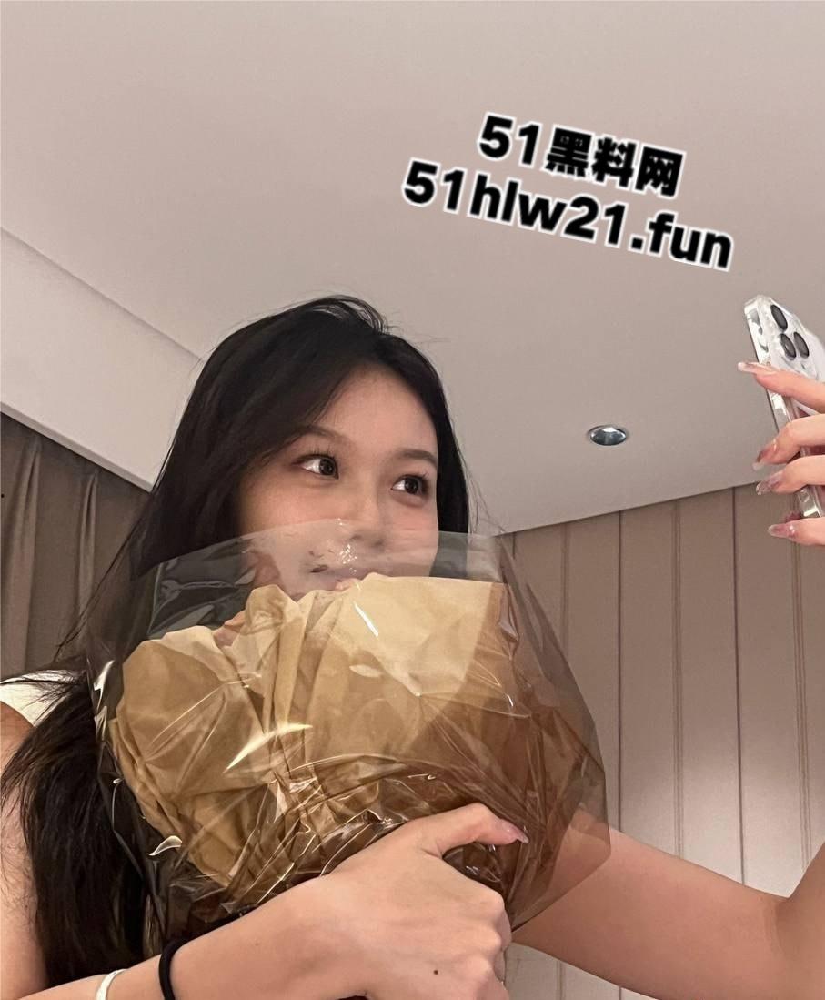 中国民用航空飞行学院【吴婷】粉嫩玉足线下约炮金主，灵活舌头简直可以含化鸡巴！-1