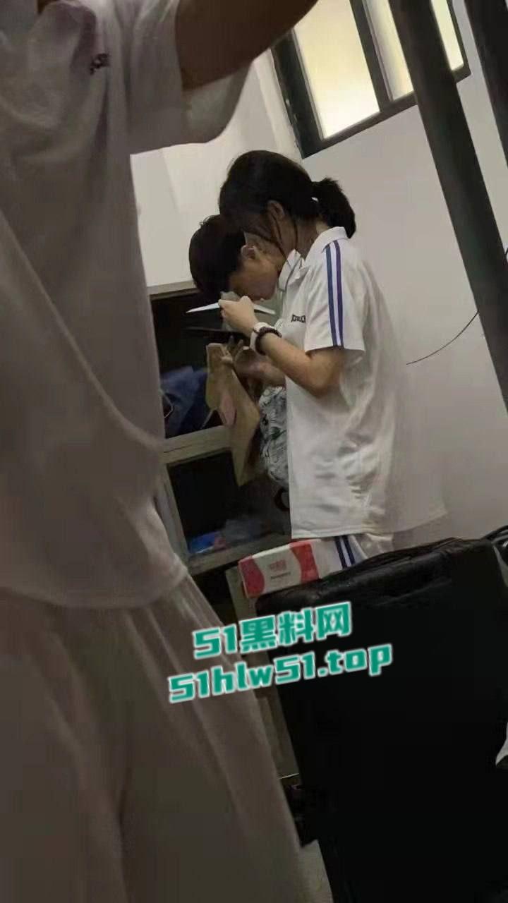 卫校寝室偷情，当着兄弟面不知廉耻兽性大发操女友，兄弟们想加入被拒绝后将偷拍视频曝光！-3