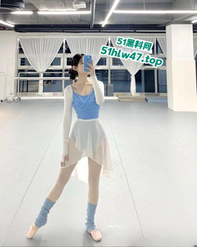 四川大学锦江学院，舞蹈系的校花【罗钰爽】完美身材人间尤物，一字马展示完美酮体。-10