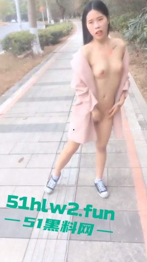 牛逼情侣，户外在公园大白天开始黄播，寻求流量丝毫不顾及路人开始博眼球遭到路人曝光，引发网友们热议。-8