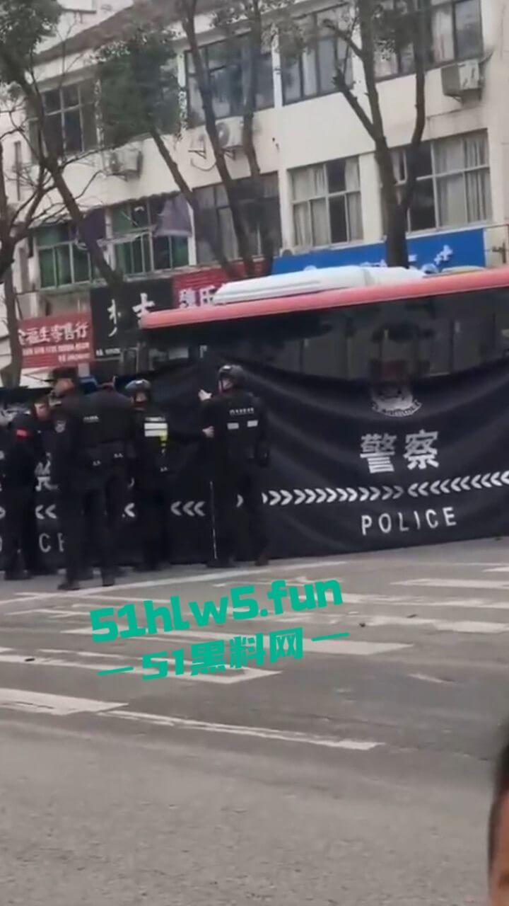 江苏镇江重大车祸，一辆纯电SUV逆行撞上对面轿车造成三人死亡，肇事司机抢救后并无生命危险。-4