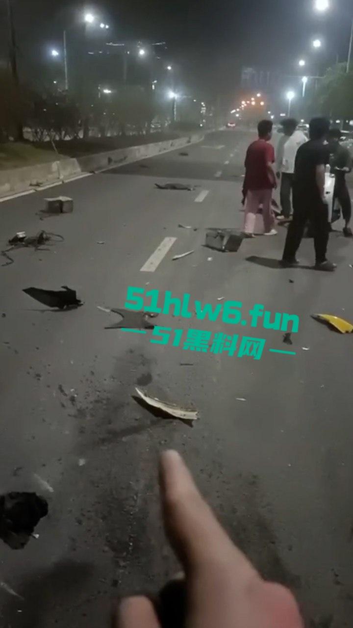 泉州小米SU7Ultra驾驶员用临时牌照，市区内狂飙150公里每小时躲闪不及将骑车人撞飞!-7