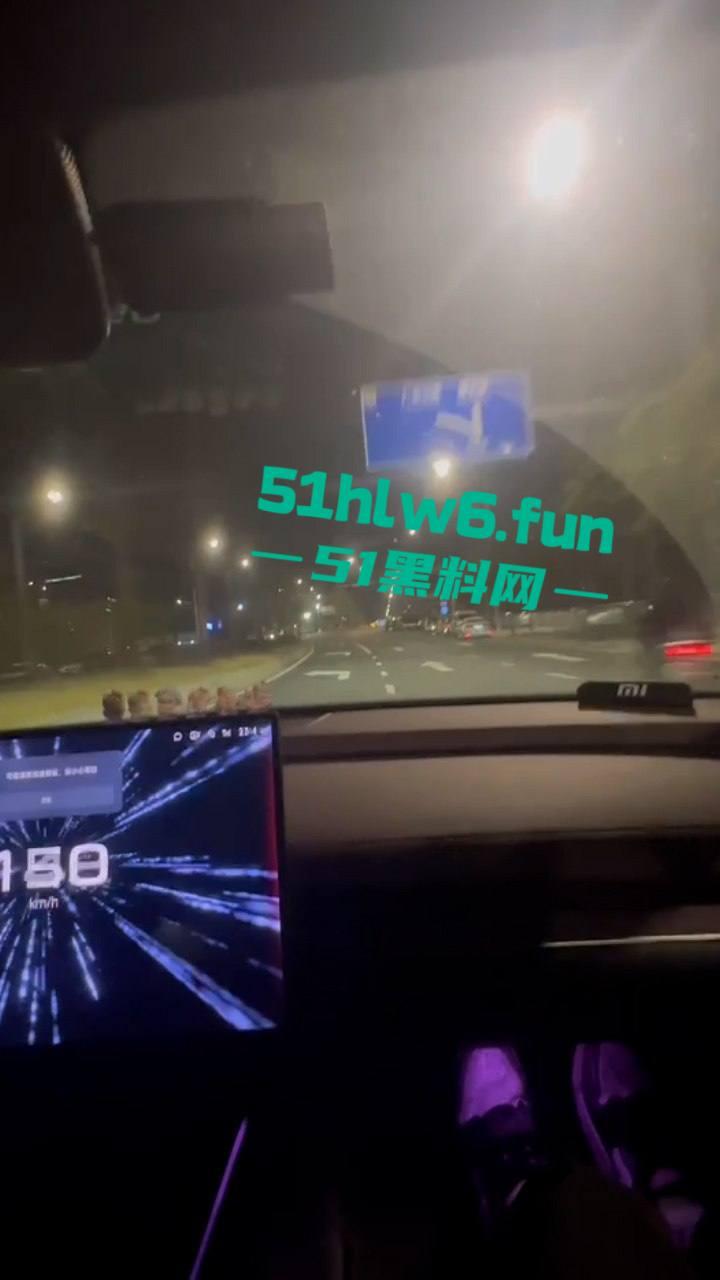 泉州小米SU7Ultra驾驶员用临时牌照，市区内狂飙150公里每小时躲闪不及将骑车人撞飞!-9