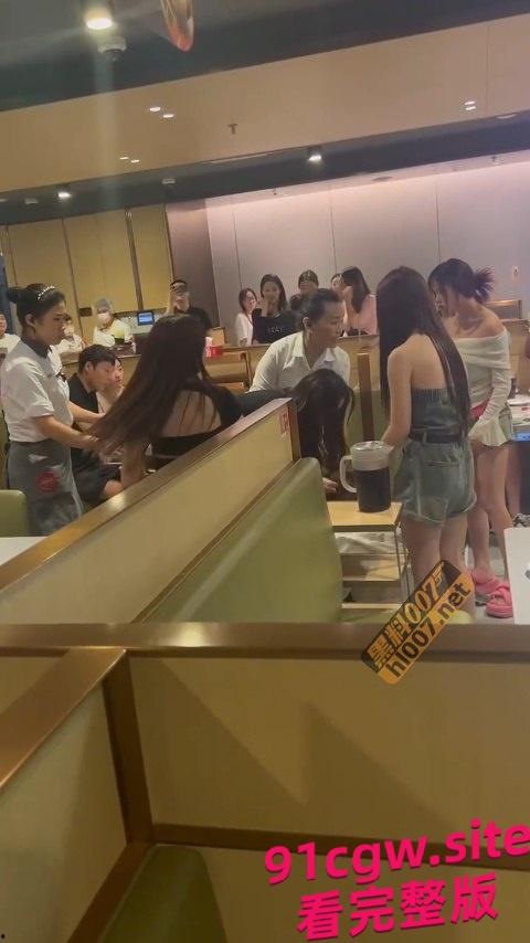 闺蜜和男友搞一起了，正牌女友跑到海底捞暴锤小三！ #海底捞撕逼 #海底捞捉小三-3