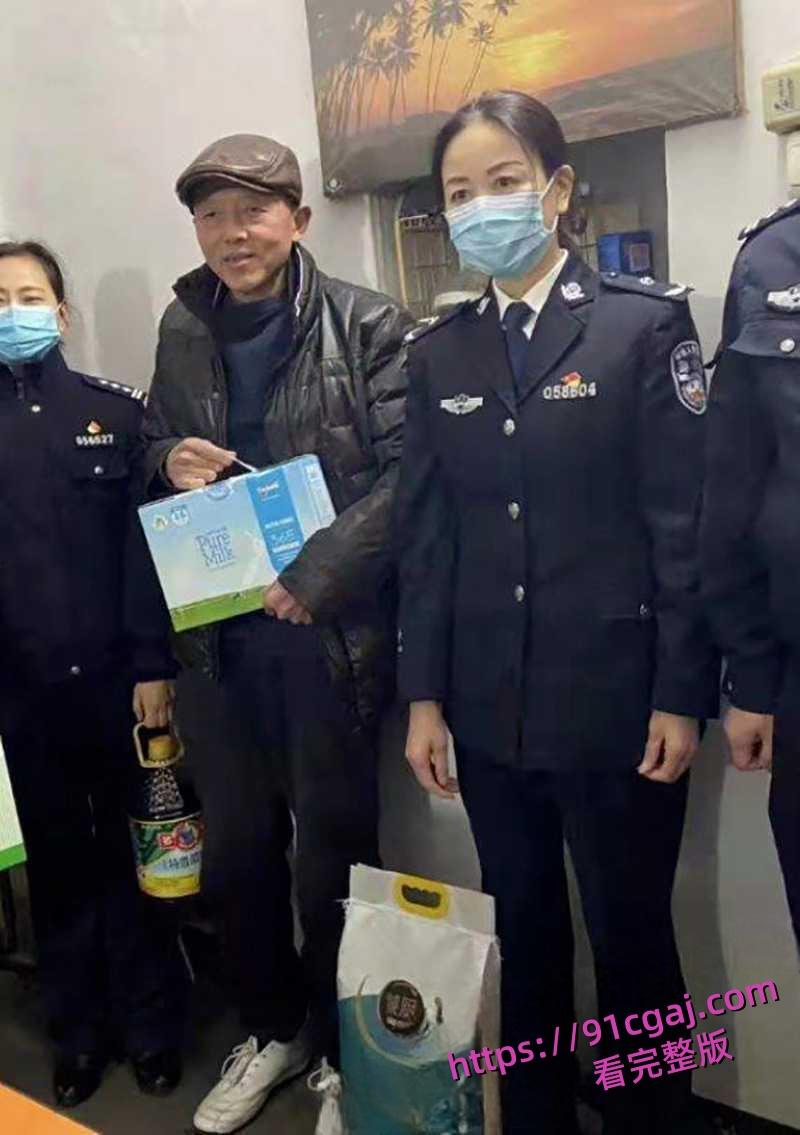 湖北省宜昌市公安局女局长上厕所时竟惨遭偷拍 小穴全部曝光连尿尿模样都被看得一清二楚-2