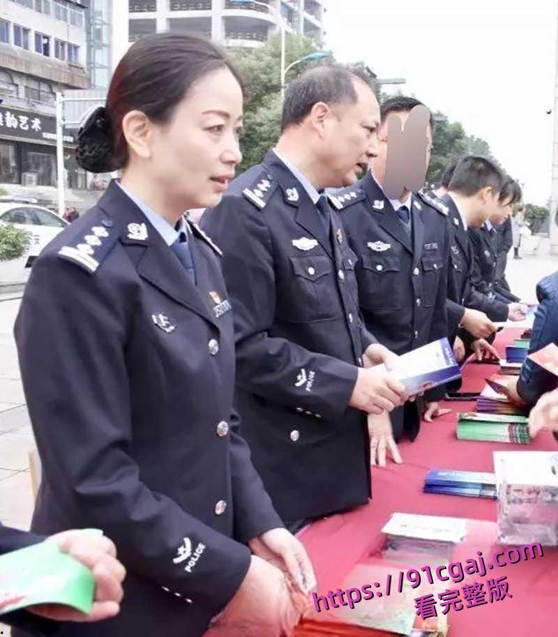 湖北省宜昌市公安局女局长上厕所时竟惨遭偷拍 小穴全部曝光连尿尿模样都被看得一清二楚-5
