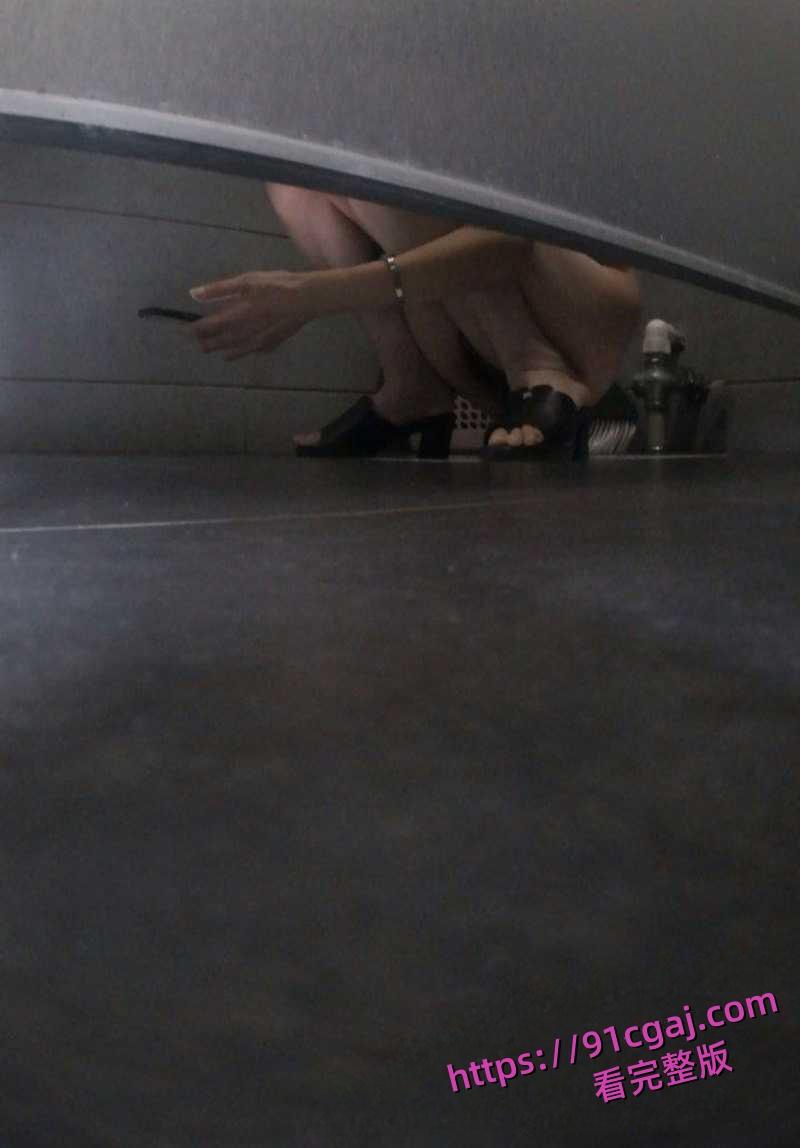 湖北省宜昌市公安局女局长上厕所时竟惨遭偷拍 小穴全部曝光连尿尿模样都被看得一清二楚-9