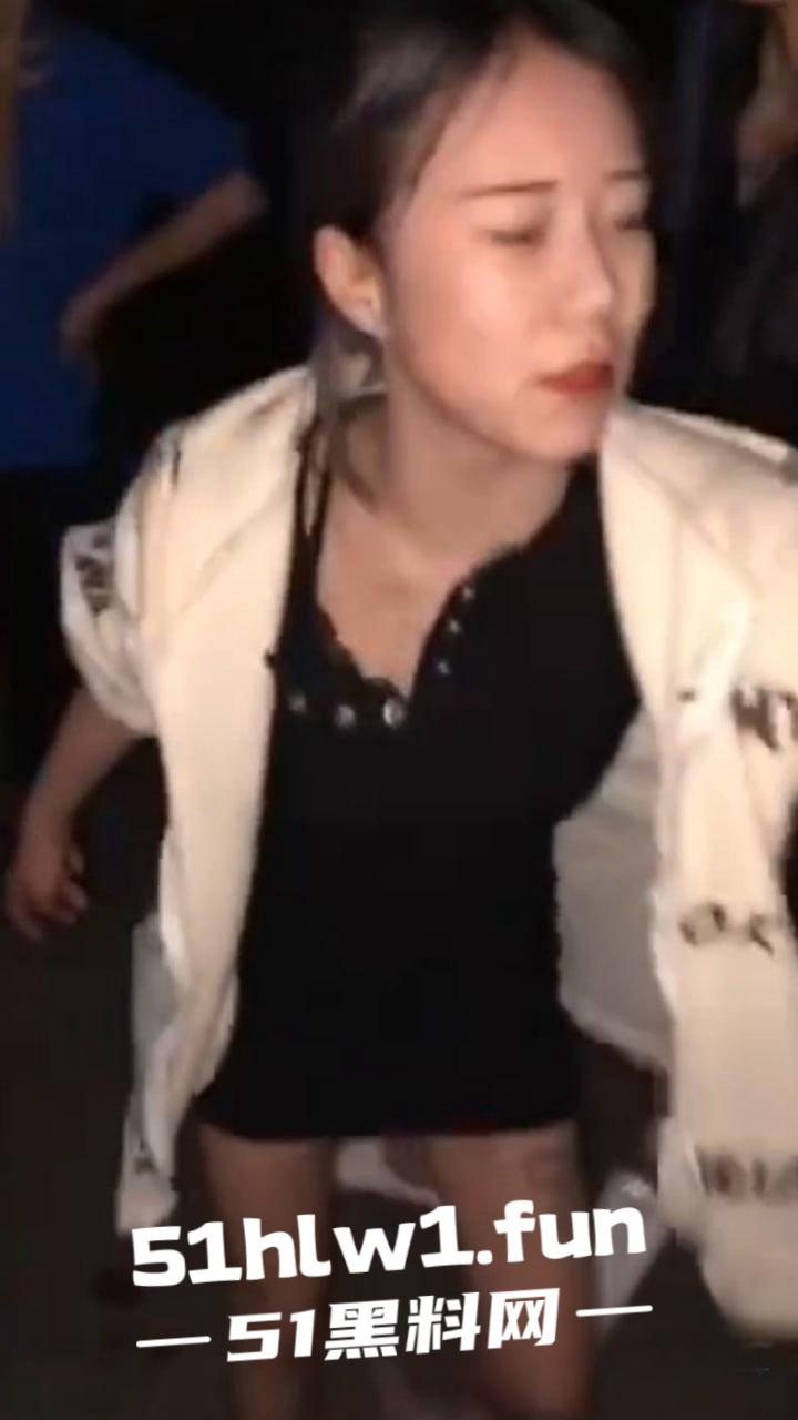 霸凌女的现世报！安徽铜陵精神小妹霸凌同班女生索要奶茶 被女生校外大姐头带人围殴 简直不要太爽！-2