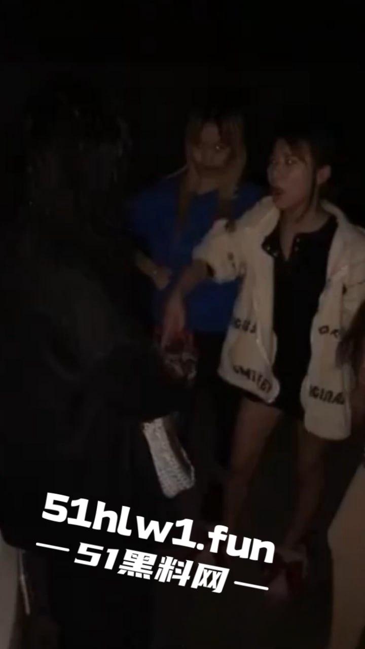 霸凌女的现世报！安徽铜陵精神小妹霸凌同班女生索要奶茶 被女生校外大姐头带人围殴 简直不要太爽！-3