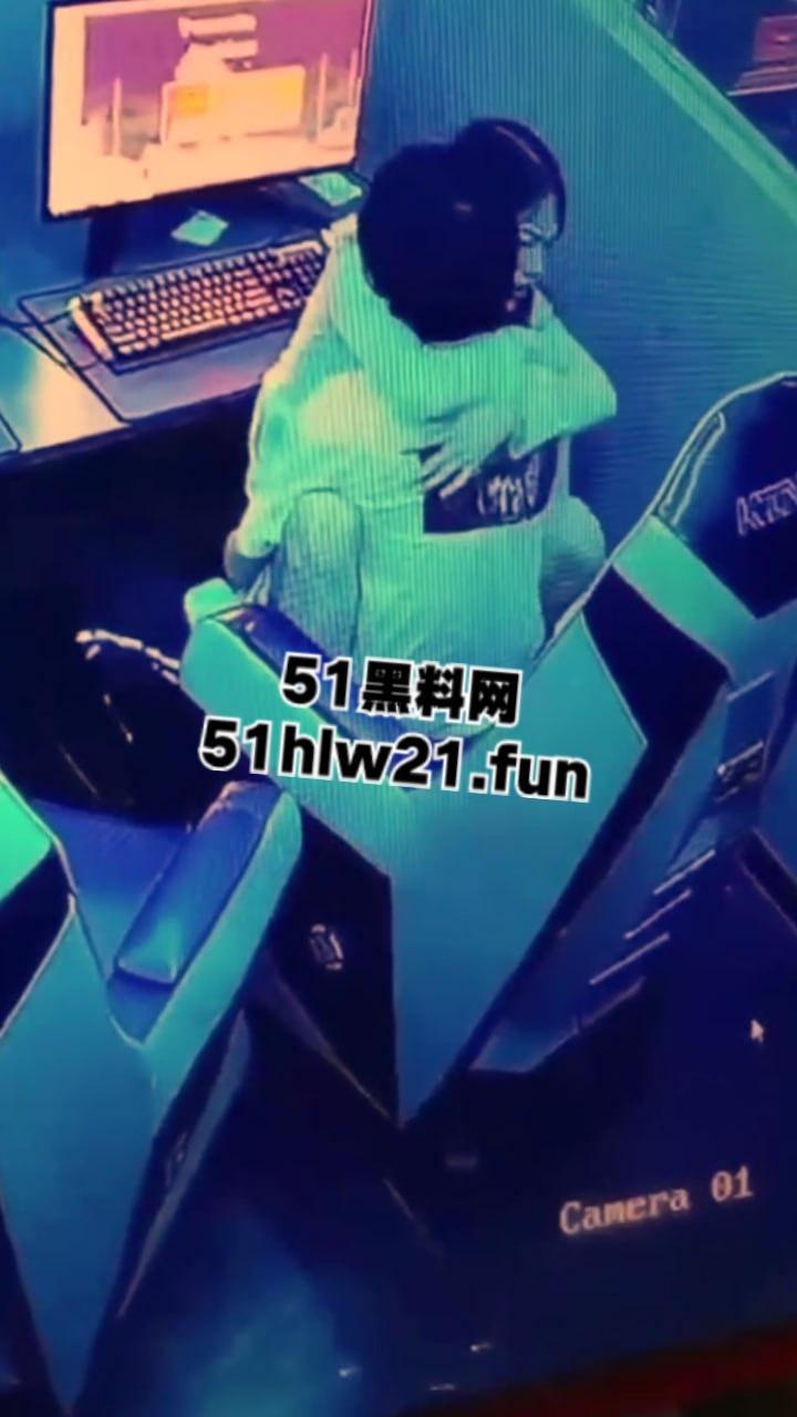 山东某网吧监控偷拍，一对年轻情侣趁私下无人，在网吧座椅上操逼偷情，这么玩也太刺激了啊。-4