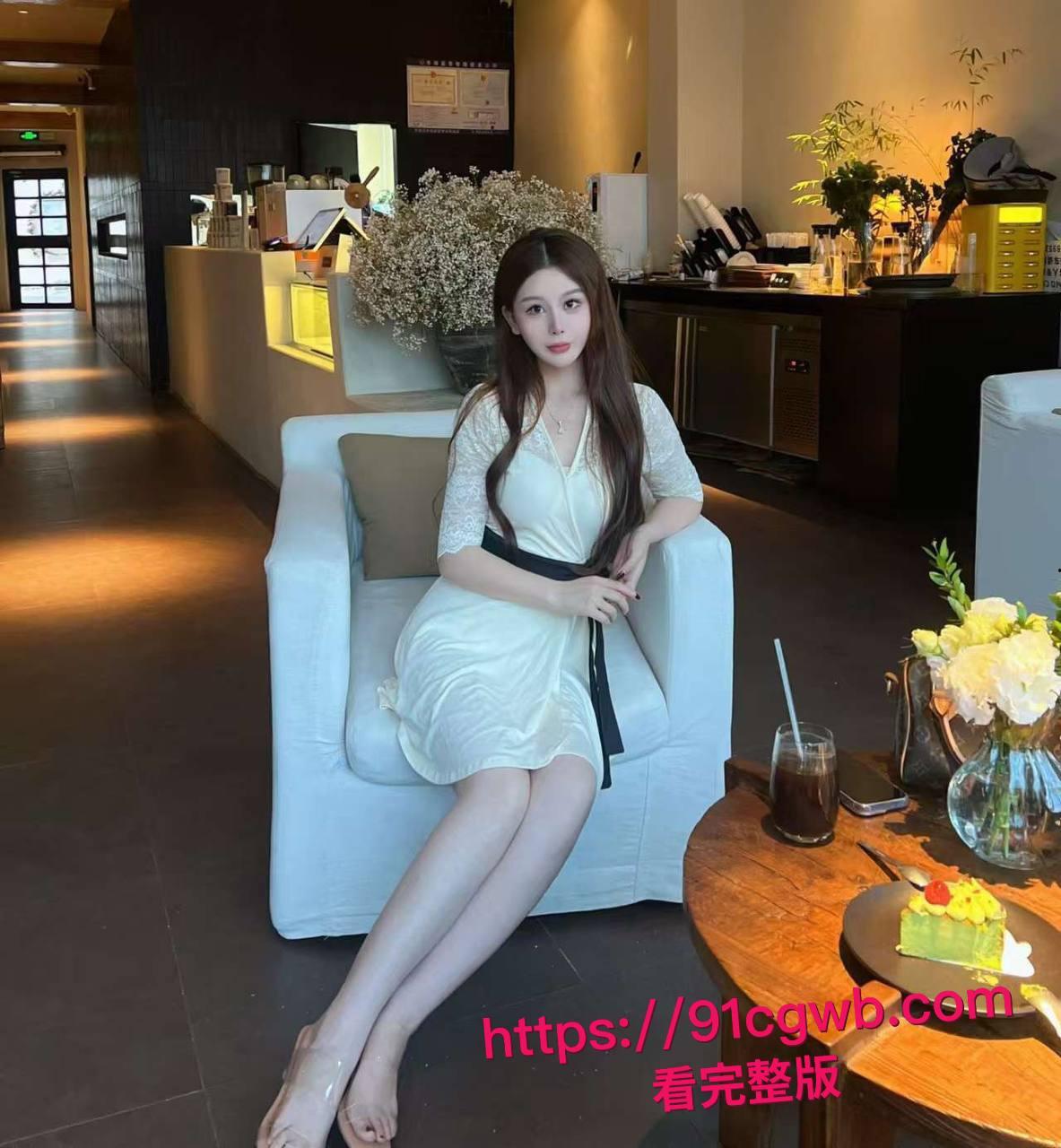 这骚货上次春药开苞，这次主动穿丁字裤送上门，当着结婚照被操嗷嗷叫-3