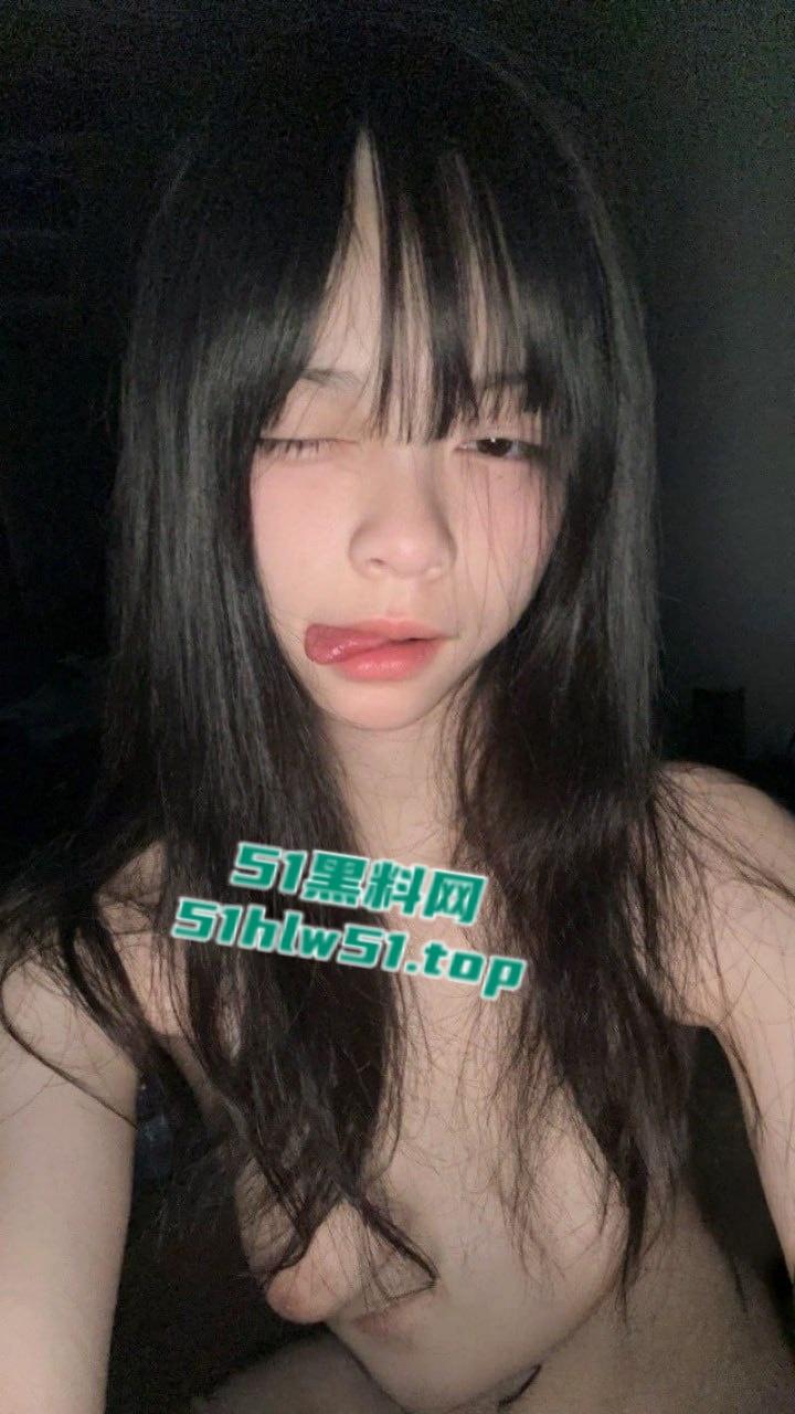 重庆邮电大学大一新生【胡美瑶】私下却超级反差，大屌后入翘臀淫叫不断啪啪作响！-5