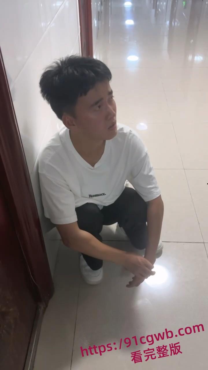 贵州民族大学潜入寝室偷拍男恳求女生们勿扩散 高校女生们勇擒潜入寝室偷拍男! ​​​-2