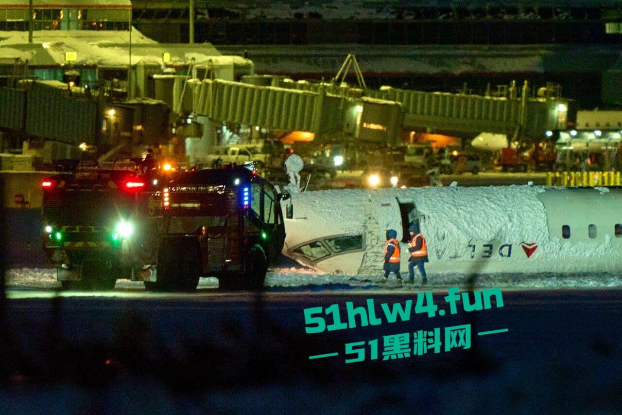 加拿大多伦多达美航空，一架客机因恶劣天气坠毁幸亏降落处厚厚一层积雪，80多名乘客成功撤离。-6