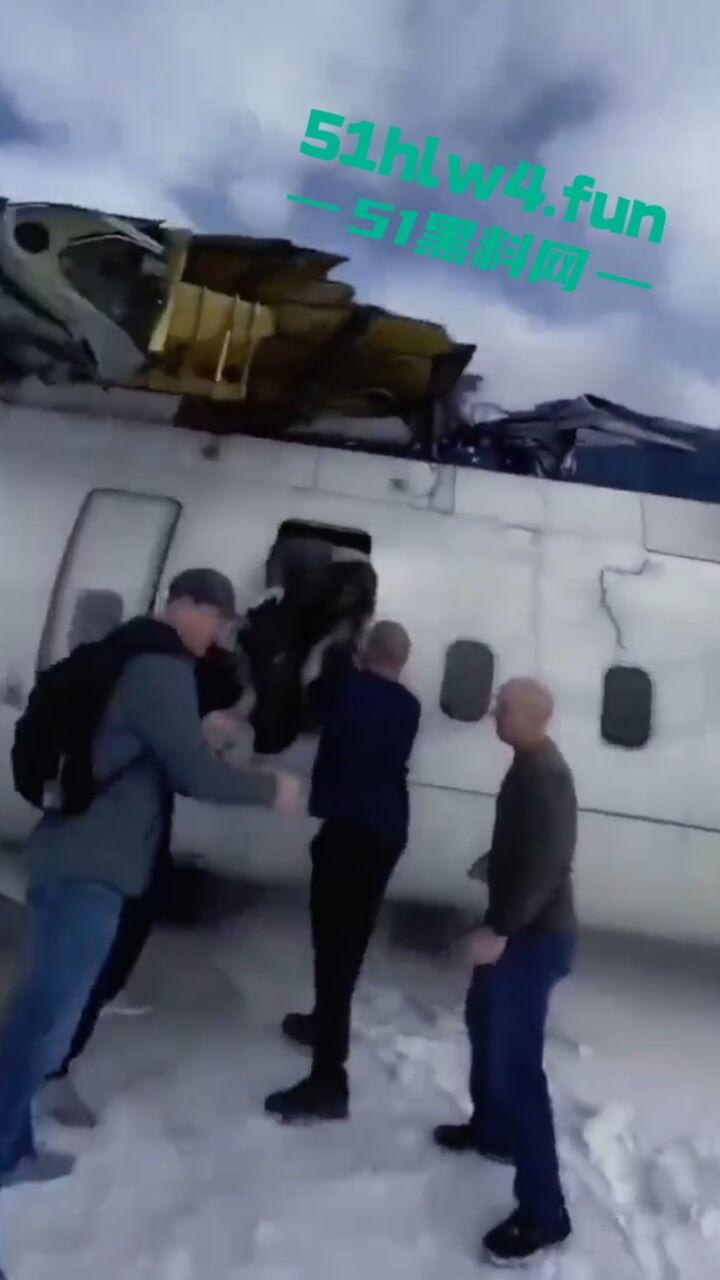 加拿大多伦多达美航空，一架客机因恶劣天气坠毁幸亏降落处厚厚一层积雪，80多名乘客成功撤离。-7
