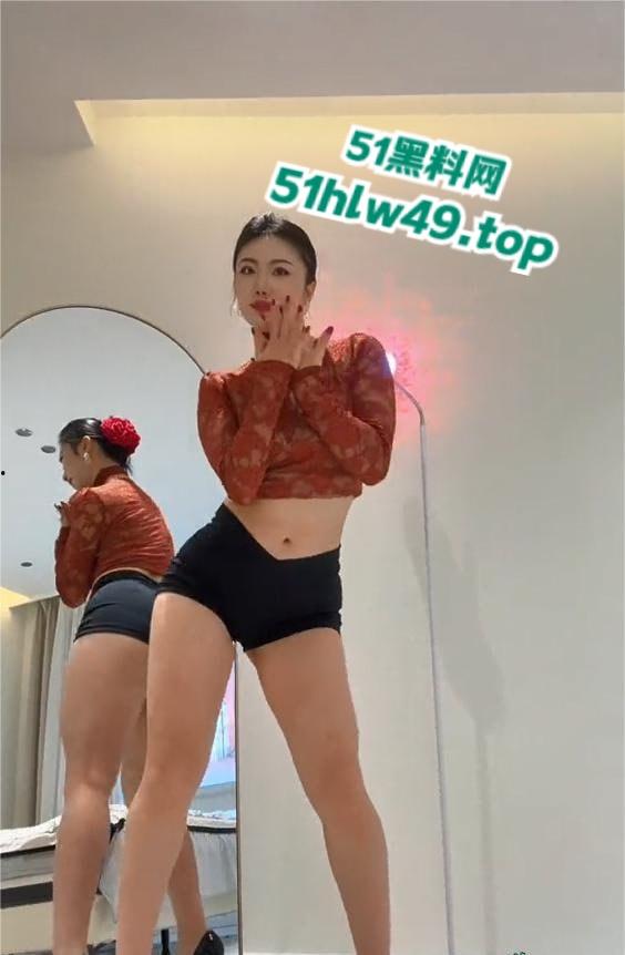 抖音粗腿公主【维拉思羽】高价定制裸舞视频流出，激情四射露奶露逼扭动着腰臀诱惑至极！-2