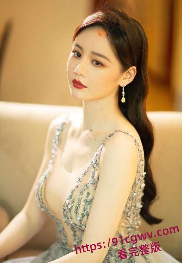 追龙2女主角，晶女郎邱意浓，直播时大方露奶给大家看，难怪王晶对她这么喜欢，原来奶子这么大-2