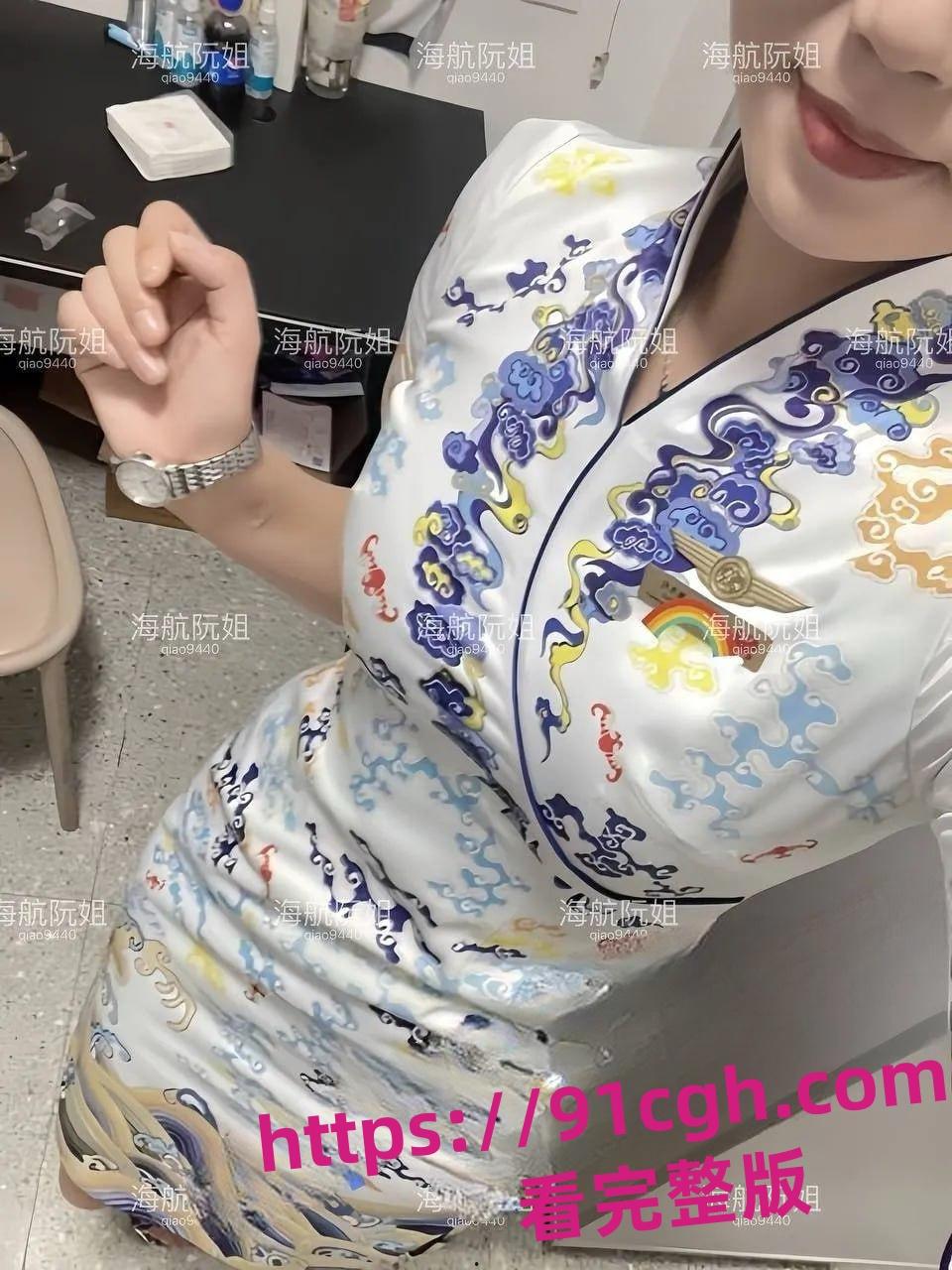 海南航空骚逼 海航阮姐 粉丝接机撕开丝袜被揉捏着阴蒂 抽插着小穴-2