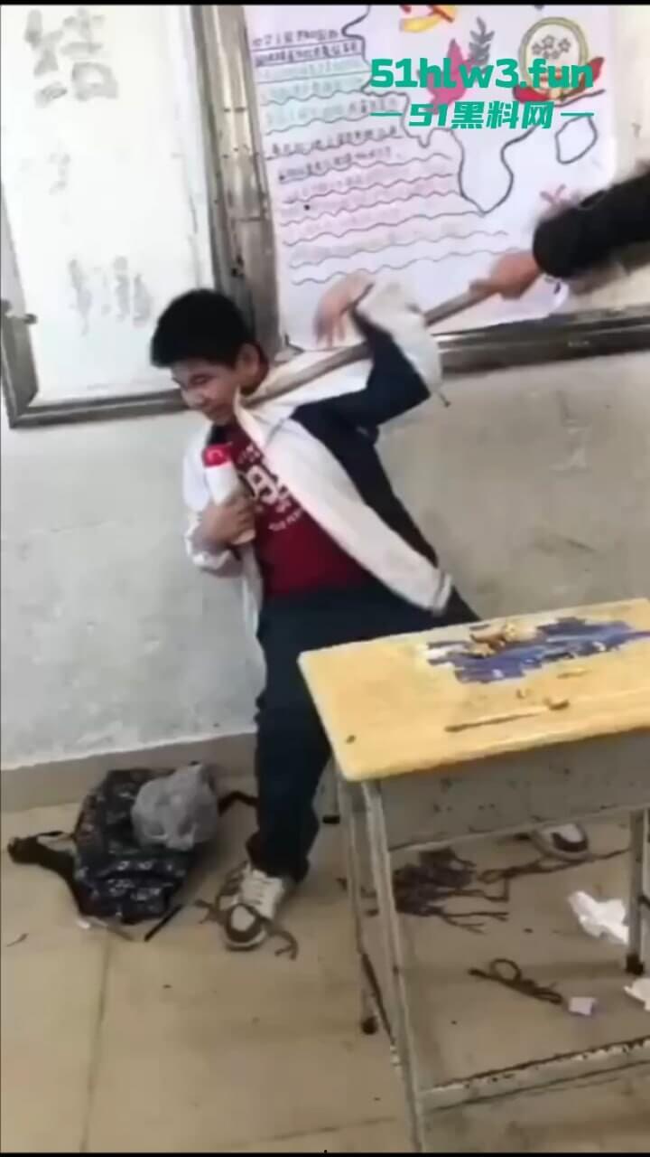 广东吴川中学一学生在教室被同学群殴，口塞异物拖把打脸，学校却让旁观同学删视频。-2