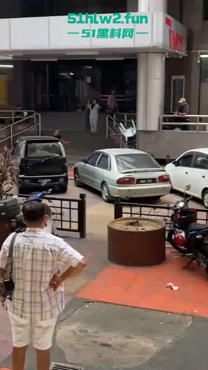 马来西亚男子酗酒吸毒恶魔buff叠满，致精神紊乱当街砍人，刺激的现场视频流出。-4