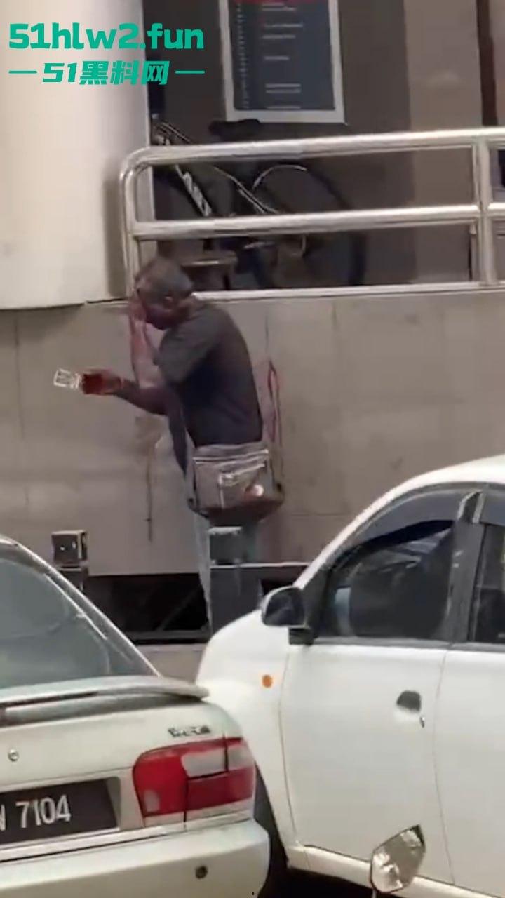 马来西亚男子酗酒吸毒恶魔buff叠满，致精神紊乱当街砍人，刺激的现场视频流出。-5