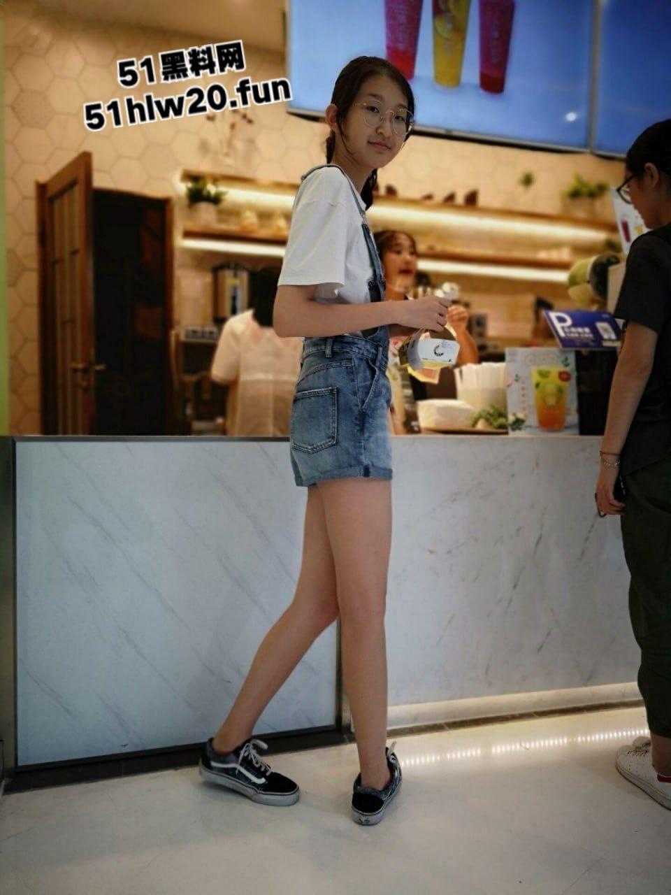 广西柳州职业学院，刚上大一的眼镜妹【杨艳艳】被大三学长拿下，酒店开房被操成母狗视频遭流出。-4