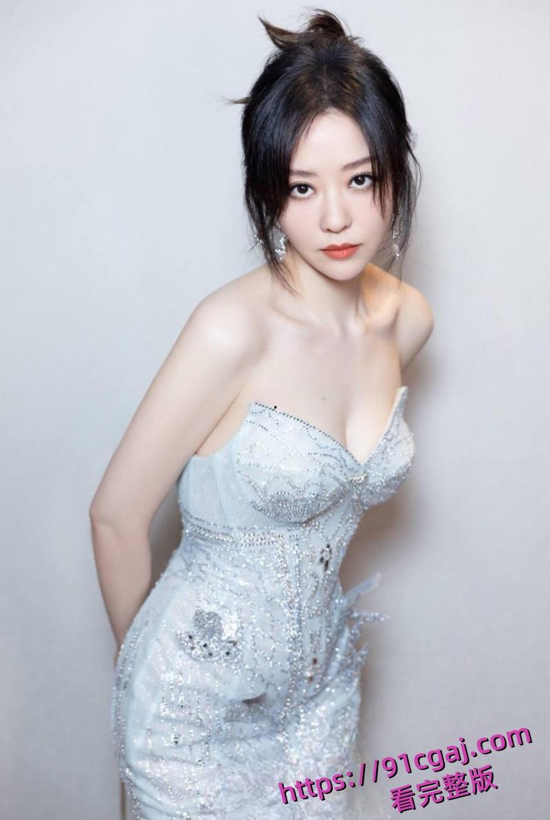 绝美歌后张靓颖九万字妆造爆火 早期曾“逼婚”比其大19岁的渣男 还为其打乳钉！-2