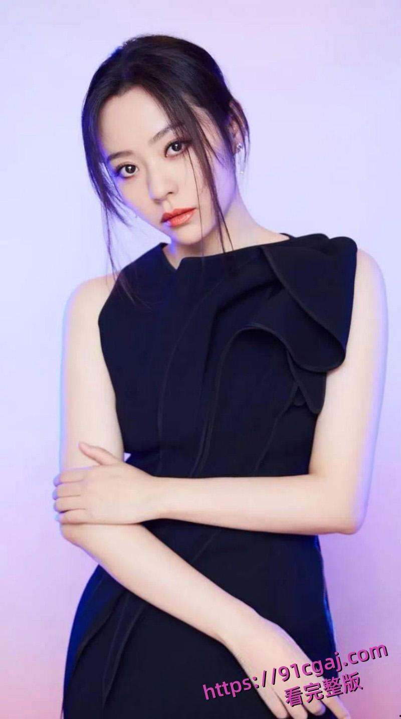 绝美歌后张靓颖九万字妆造爆火 早期曾“逼婚”比其大19岁的渣男 还为其打乳钉！-3